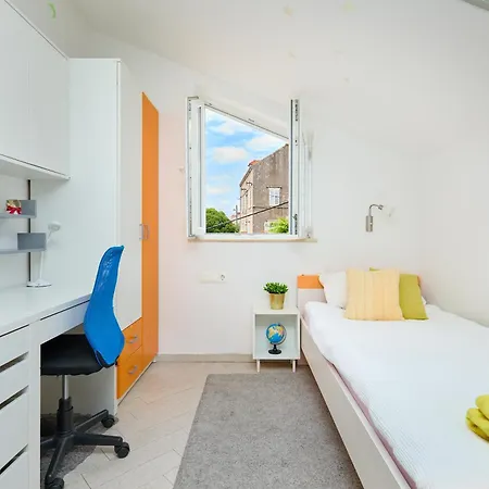 Apartment Lola *